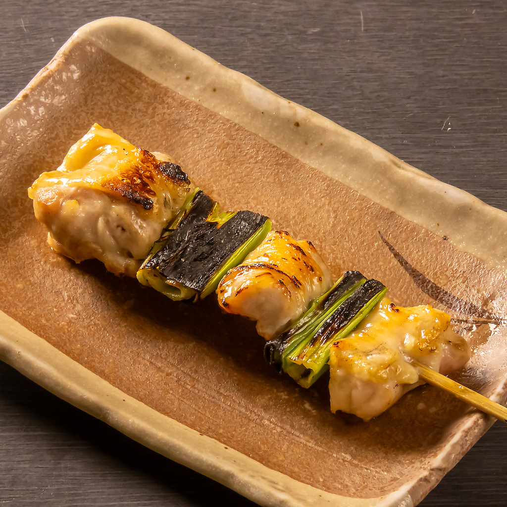 じっくり焼き上げた、ねぎまや地鶏心臓串焼きなどの定番焼き鳥メニューをお手頃価格でご提供♪
