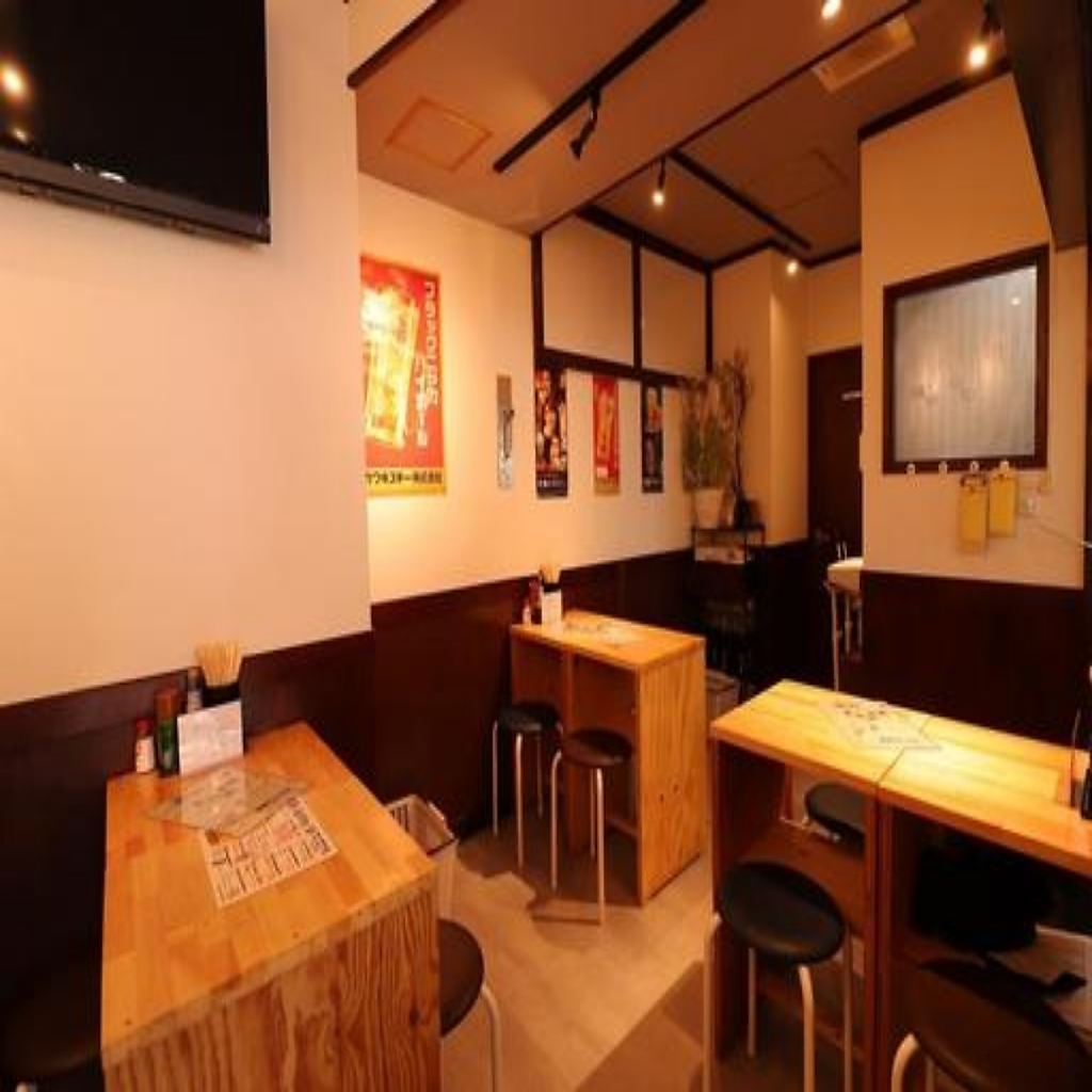 親しい方々と盛り上がれる温かい印象の店内。少人数の飲み会から大人数の貸切宴会までお任せください