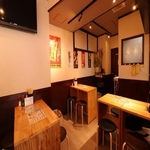 親しい方々と盛り上がれる温かい印象の店内。少人数の飲み会から大人数の貸切宴会までお任せください