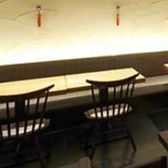 和の趣に満ちたテーブル席で、季節の味覚に舌鼓。職人が丹精込めて仕立てる料理を、落ち着いた空間でじっくり楽しむ。大切な人との特別な時間を、和の美しさに包まれながら過ごす贅沢。