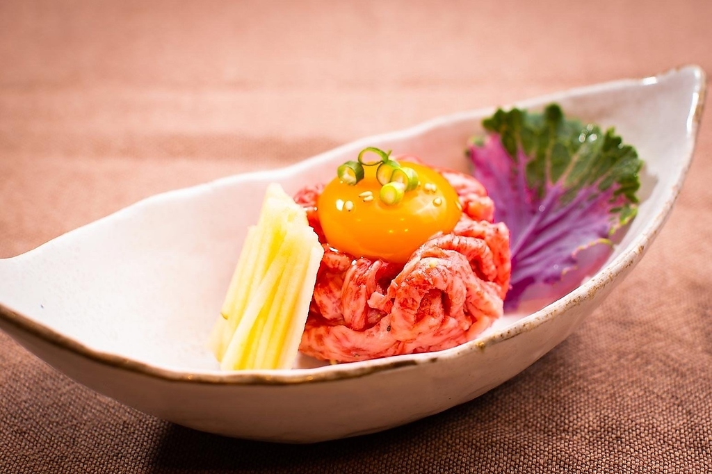 新鮮なお肉だからこそ味わえる「ユッケ」。一般的な赤身もも肉ではなく、ザブトンを使用しております