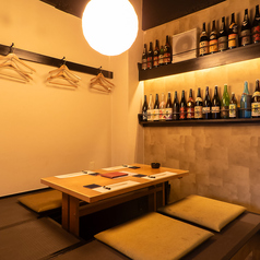 足を伸ばしてゆったりとくつろげる掘りごたつ席は、和の趣を感じられる落ち着いた空間です。ご家族やご友人との団らんに最適で、会話を楽しみながらゆっくりとお食事をお楽しみいただけます。