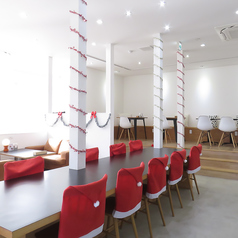 店内中央に設けられたカウンター席は、お一人様でも気兼ねなく楽しめる特等席！サクッとお食事を済ませたい時や、ちょっと一息したいときの一杯におすすめです。