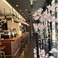 春の季節限定で店内は華やかな桜の装飾にたっぷりと彩られ、天候を気にせず快適にお花見気分を味わえる特別な空間へと変化します。満開の桜に包まれた洗練された雰囲気は、銀座での優雅なデートやおしゃれな女子会、大切な接待や会食にぴったりです。