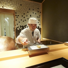 【プライベート個室カウンター席】職人の技を目の前で愉しむことができる大人気のカウンター席です。こちらのお席のご利用は3名から5名様で嵯峨、吉祥のコースご利用の方に限ります。