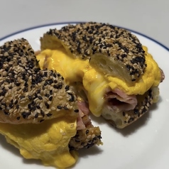 ベーコンエッグベーグルサンドイッチ　ドリンク付