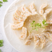 鉄なべの餃子は全て一皿一皿こだわりのフライパンで丁寧に仕上げるので綺麗な円形羽根つき餃子になるんです。