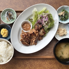 泉北レモンのグリルチキン定食