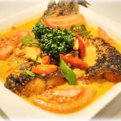 ココナッツミルクとスパイスで調理した揚げたナマズ、御飯付き