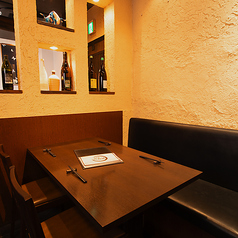 片面ソファーの利便性が高いテーブル席。落ち着いた雰囲気の中で、ゆっくりと会話をお楽しみいただけます。