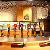 当店では、少人数から団体様もシーンに合わせたお席をお選びいただけます。宴会向きの席ではテーブルをつなげることで、最大28名様まで対応可能。カウンターにはビールサーバーが並び、ビール好きの方には特におすすめの空間となっております★