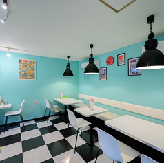 テーブル席は2名～ご用意しております！パーティー等を希望の方は事前にご連絡いただければ貸切もご案内可能◎