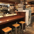 スタイリッシュなカウンター席で、気軽に一杯。おひとり様でも立ち寄りやすく、会話や雰囲気を楽しめる空間です。仕事帰りの一息やデートにもおすすめ。