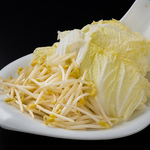 【新鮮な野菜】鍋の定番の白菜・もやし、ほうれん草にジャガイモなど、色とりどりの野菜を楽しめる♪