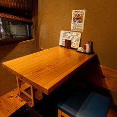 4～5名様向けの半個室もご用意しております（2名テーブル＋4名テーブル）。お早めにご予約頂けると確実です。