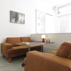 ゆったりとしたソファー席は、時間を忘れてリラックスしたいカップルにおすすめです。クッション性のある座席で、まるで自宅のようにくつろげます。