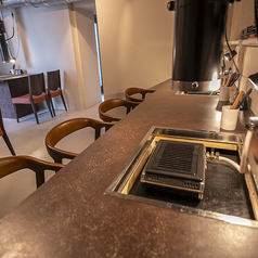 お一人様でも気軽に使えるカウンター席をご用意。煙をしっかり吸う換気ダクトを完備しており、仕事帰りのサク飲みや軽い焼肉にも最適です。落ち着いて過ごせる人気の席です。