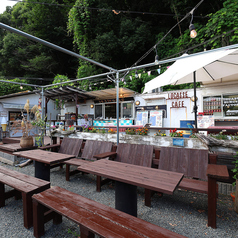 屋外でひときわ目を引くテラス席は、大人数での贅沢なグループBBQや、主役を迎える歓送迎会・飲み会に一押しの主役席です！。ご家族の記念日や誕生日のお祝い、賑やかな女子会まで、特別な集まりをさらに華やかに彩ります◎。大自然を独占するようなプライベート感溢れる空間で最高の乾杯を♪