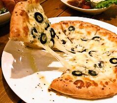 アンチョビ、にんにく、ブラックオリーブのピザ