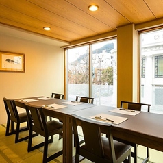 おもてなしの席にふさわしい数々の料理と和の趣きあふれる空間。水入らずのひと時をゆったりと過ごせる、趣き溢れる和室で大切な時間を心地よい空間でお過ごしいただけます。