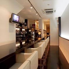 カウンター席は、目の前で繰り広げられるバーテンダーの技を間近に楽しめる場所です。友人との語らいや、ひとりでのリラックスタイムにぴったり！落ち着いた雰囲気の中で、特別なドリンクを味わって、心地よい時間をお過ごしください◎