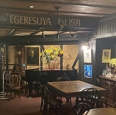 中規模の集まりにふさわしい6名様用のテーブル席です◎広めのスペースで、看板料理のフィッシュ&チップスや種類豊富なお酒を囲んで贅沢なひとときを♪プライベートな飲み会や、小規模な打ち上げにも最適です◎