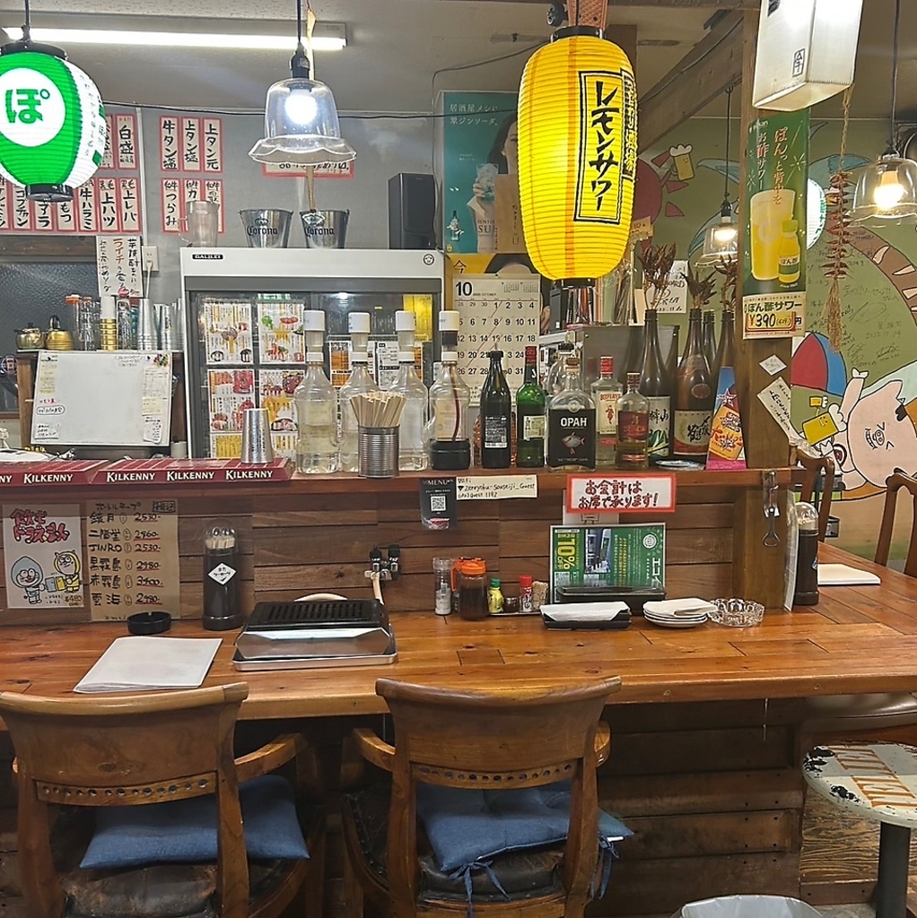 おひとり様も気軽に座れるカウンター席♪自分のペースでお肉やお酒を楽しめる大衆酒場のような雰囲気