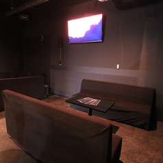 リラックスした姿勢でお気に入りの一杯を味わえば、日頃の疲れも癒えるはず。都町の隠れ家で至福の休息を過ごせます♪