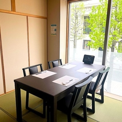 2階は全室個室のテーブル・椅子席で、大小さまざまな部屋を完備しています。落ち着いた雰囲気漂うフロアは、会社の宴会や接待、家族のお祝いなどに最適。2名~70名まで、人数に合わせて個室のアレンジも可能です。和の誂えは国内外からのお客様にも喜ばれること請け合いです。