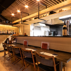 料理人の手さばきを目の前で楽しめる、臨場感あふれるお席です。旬の食材が美しく仕上がっていく様子を眺めながら、料理人との会話も楽しめる特別な時間をお過ごしいただけます。お一人様やご夫婦、親しい方とのご利用におすすめです。