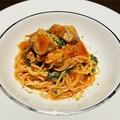 料理メニュー写真&nbsp;秋鮭とほうれん草とカラスミのトマトパスタ