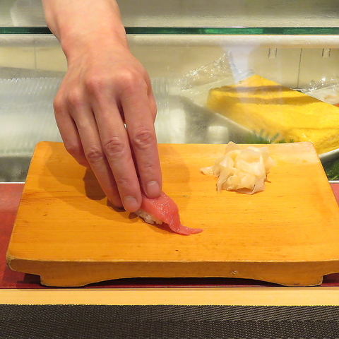 旬の素材を使った寿司と逸品を腕の確かな板前さんが作りたてを届けます