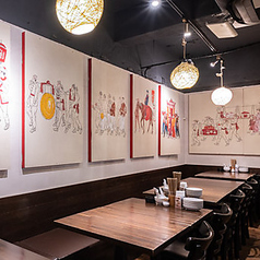 伝統的な中国の風景を描いたアートが飾られ、食事を楽しむだけでなく、視覚的にも楽しませてくれる空間となっています。