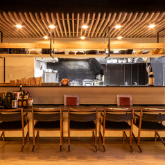 落ち着いた雰囲気の中で、職人の技と季節の味をじっくり堪能できるカウンター席。静かに料理と向き合いたい方にぴったりの空間です。お酒を片手に、ゆったりとした時間をお楽しみください。