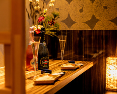 お客様がご宴会とお料理に集中できるように設計された個室席はご家族でのご利用や、接待等のご利用に大変支持を頂いております。落ち着いた店内はまるで隠れ家のような世界へとご案内いたします。様々な人数様でもご対応させていただきますのでお気軽にお問い合わせ下さいませ。