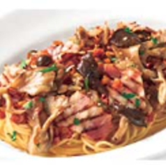 キノコとベーコン、ナッツのペペロンチーノ
