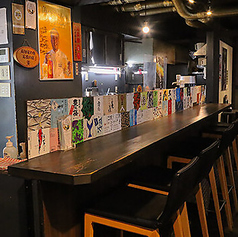 ライブ感を楽しめるカウンター席を6席ご用意しております。料理人の手捌きを間近に見ながら、旬の料理とお酒を堪能できる特等席です。特にカップルやご夫婦で並んで座れば、肩を寄せ合いながら親密な時間を過ごせます。落ち着いた照明と活気が共存する空間で、心に残る特別なひとときをどうぞ。