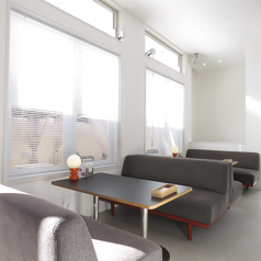 四人掛けのソファー席は、小さなお子様がいるご家族や、長時間のおしゃべりを楽しみたいグループに最適です。広々とした座面で、どなた様も快適に過ごせます。