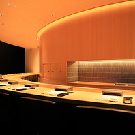 優美な曲線カウンターで愉しむ落ち着いた空間