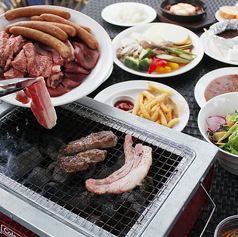 肉盛りに野菜、枝豆、ポテト、カレー、デザートまで付いた満足BBQコース。飲み放題付きでコスパ◎の写真