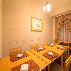 5～8名様で半個室としてもご利用が可能なテーブル席。特別感のあるスタイリッシュな空間で和食をご堪能ください。