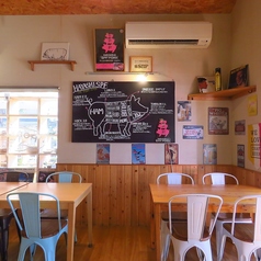 心地よい光が差し込む明るい店内で、リラックスした時間を過ごせます。古き良きアメリカの雰囲気が漂うインテリアが落ち着きを与えてくれ、家族や友人との楽しい食事にはぴったりの場所です。カートor抱っこであればペットも一緒に入店可能なので、家族全員でのお出かけも楽しめます☆