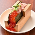 料理メニュー写真&nbsp;ネギトロとこぼれいくらの手巻き他人寿司