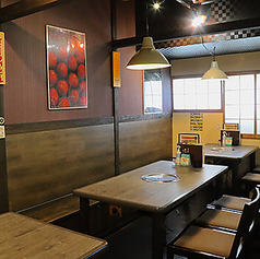 友人との飲み会やご家族での食事会に最適なテーブル席をご用意しております。2名様から6名様まで柔軟に対応できるため、幅広いシーンでご利用いただけます。ゆったりと配置されたテーブルで、当店自慢の土佐料理や地酒を囲み、賑やかながらも和やかな雰囲気の中でお食事をお楽しみください。