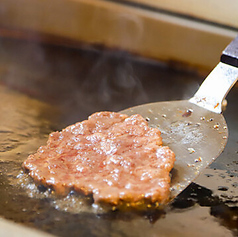 肉汁溢れる！ビールで蒸し焼きにする100%牛肉パティの写真