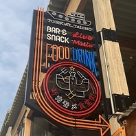 ◆海の近くの屋台村形式の店舗で楽しめます♪