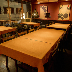 ゆったりとした8名掛けのテーブル席は、仲間との集まりや職場の宴会に最適。広々とした空間で料理を囲めば、自然と会話も弾みます。程よい距離感と落ち着いた雰囲気があり、大切な食事会や歓送迎会などにもぴったり。人数に合わせてテーブル配置も柔軟に対応できます。