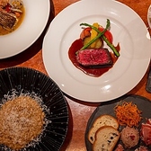 バースデイプレートをはじめとしたサプライズ対応も承っておりますので、お気軽にご相談ください。大切な方との記念日のお祝いや、お誕生日パーティーなど様々なシーンでご活用いただけます。明るい雰囲気の当店で特別な時間を優雅にお楽しみください。