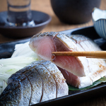 脂のり抜群のトロサバをお客様の目の前で香ばしく炙ります♪