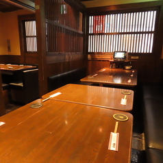 【半個室／ソファー席：2～6名様】デートやお友達と楽しいひとときを。ゆっくりと会話を邪魔されたくない方は、ロールカーテンで仕切られる2～6名様までご利用いただける広々ソファーのテ－ブル席がおすすめです。会話に集中しながら、お食事やお酒を楽しむことができます。仲の良い同僚との飲み会や、女子会にも最適です。